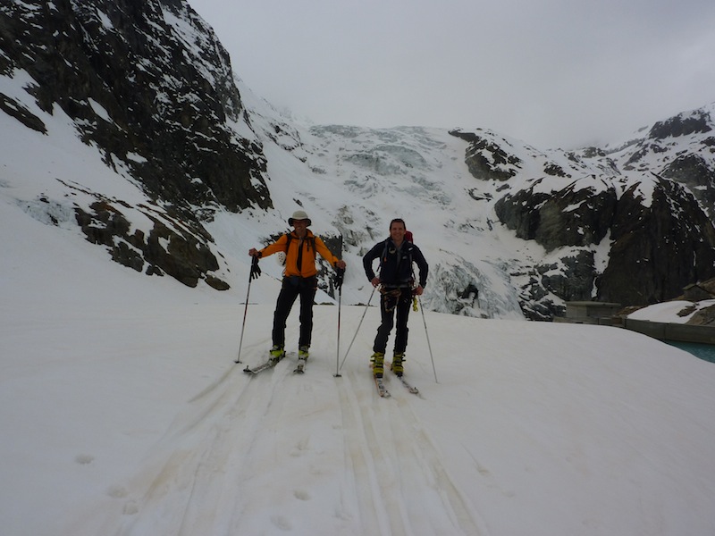 petite pause : Près de la captation d'eau avec la partie basse du glacier du Mont Collon en arrière plan