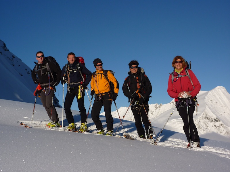 Pigne d'Arolla : Pause photo au pieds de la cabane avec la Pigne d'Arolla en toile de fonds