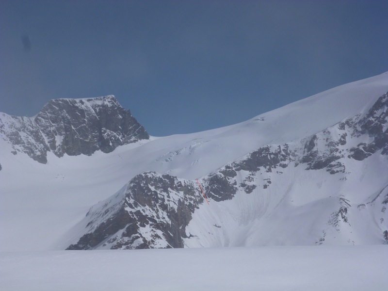 #19 col de la Division : haut glacier de Tsa de Tsan et au milieu le col de la Division (trace en rouge) un peu expo col de la Division : haut glacier de Tsa de Tsan et au milieu le col de la Division (trace en rouge) un peu expo