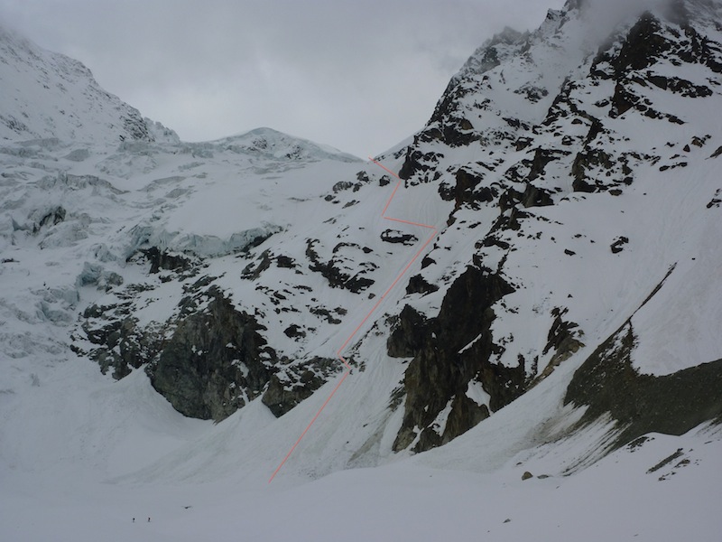 couloir : glacier de Tsijiore Nouve et le couloir de descente bien raide ... (trace en rouge), à éviter pour les débutants (cotation, un bon 4++)