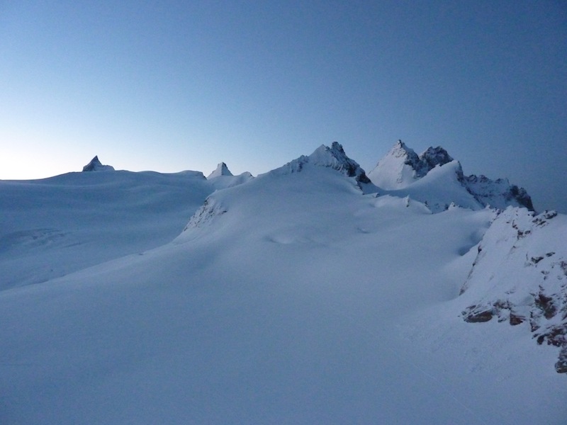 vue de la Cabane : de gauche à droite, au loin le Cervin, la Tête Blanche, la Dent d'Hérens et les dents de Berrtol au premier plan