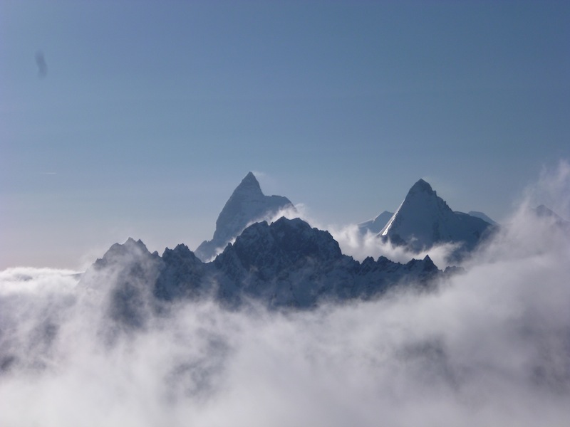 #26 sommets mythiques (bis) : vu du sommet de la Pigne : Cervin et Dent d sommets mythiques (bis) : vu du sommet de la Pigne : Cervin et Dent d'Hérens qui sortent des nuages