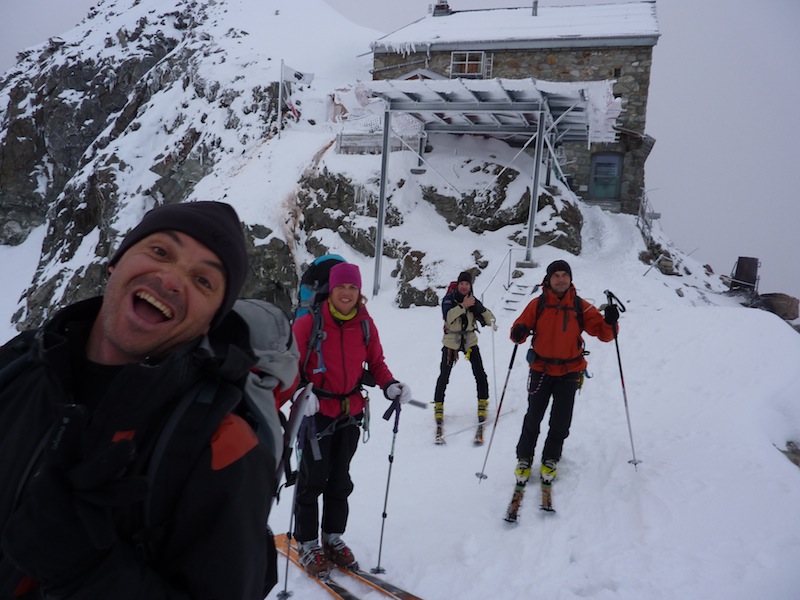 Cabane des vignettes : départ pour la Pigne à la fraiche dans les nuages et avec le sourire