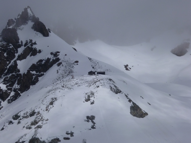 refuge des bouquetins : depuis le haut glacier d'Arolla on ne peut pas le louper sur son rocher face au Mont Brûlé