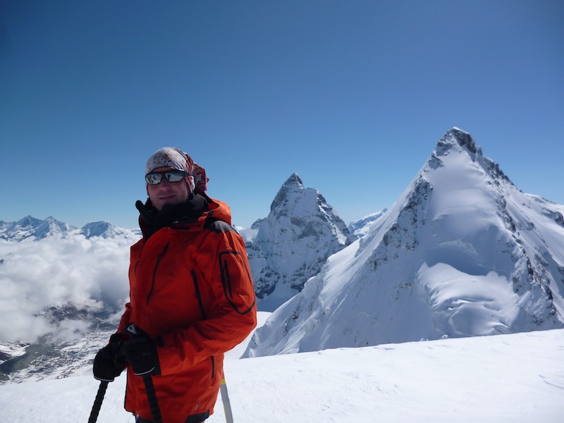 montagnes mythiques : Paul au sommet de la Tête Blanche avec le Cervin et le Dent d'Hérens en arrière plan