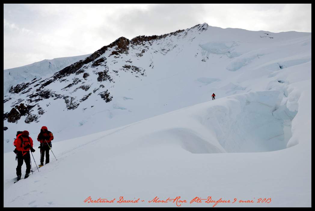#3 DSC_6774_MtRose_GrosseCrevasse : Belle crevasse très profonde et très large (Philippe au fond donne bien l DSC_6774_MtRose_GrosseCrevasse : Belle crevasse très profonde et très large (Philippe au fond donne bien l'échelle !)