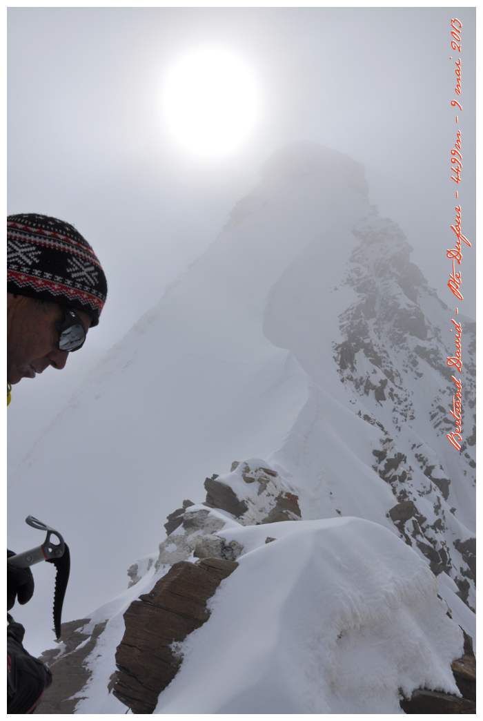 #4 DSC_6780_MtRose_4499m : "notre" sommet, l DSC_6780_MtRose_4499m : "notre" sommet, l'arrête à 4499m, on distingue le chemin restant que le guide sur l'image était prêt à ouvrir ! J'y serai bien allé aussi...