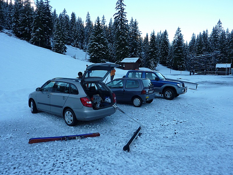 #1 Tête Colonney : Neige gelée sur la route et parking Tête Colonney : Neige gelée sur la route et parking