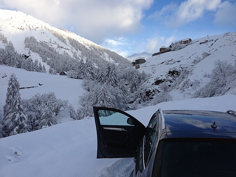 #3 Ambiance hivernale à Bousieyas : Ambiance hivernale à Bousieyas, la voiture est garée/posée après ça monte plus Ambiance hivernale à Bousieyas : Ambiance hivernale à Bousieyas, la voiture est garée/posée après ça monte plus