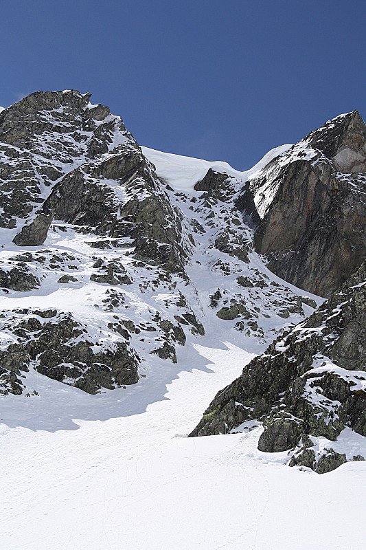 #7 couloir NE : la corniche rive droite qui, en plus du brouillard qui monte, me fera faire demi-tour (autre plus petite corniche en sortie du couloir aussi) couloir NE : la corniche rive droite qui, en plus du brouillard qui monte, me fera faire demi-tour (autre plus petite corniche en sortie du couloir aussi)