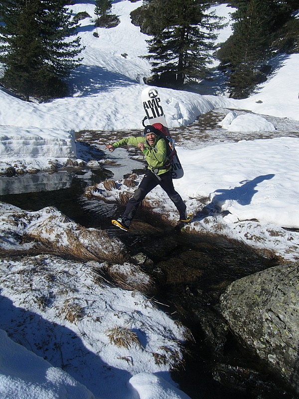 #1 saut de torrent par JC : il y a un pont de neige plus loin... saut de torrent par JC : il y a un pont de neige plus loin...