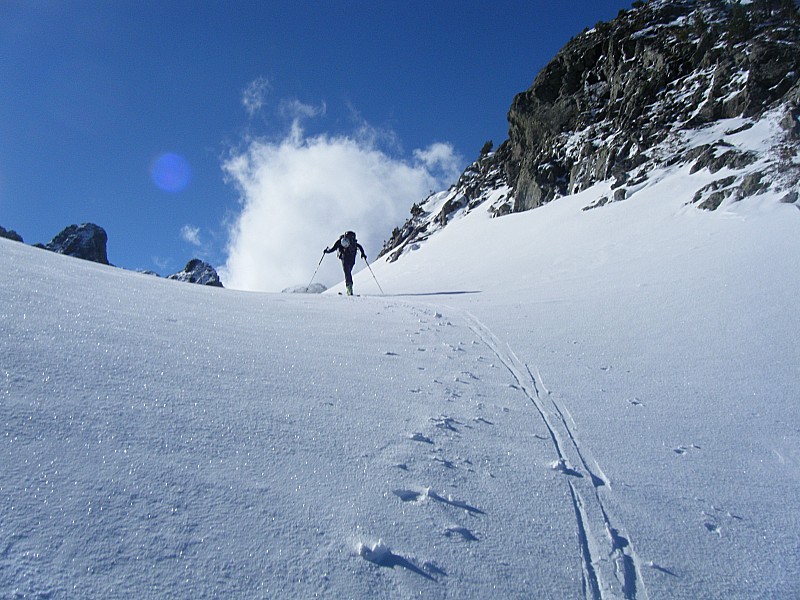 #2 sortie du couloir : on range les crampons et on rechausse les skis sortie du couloir : on range les crampons et on rechausse les skis
