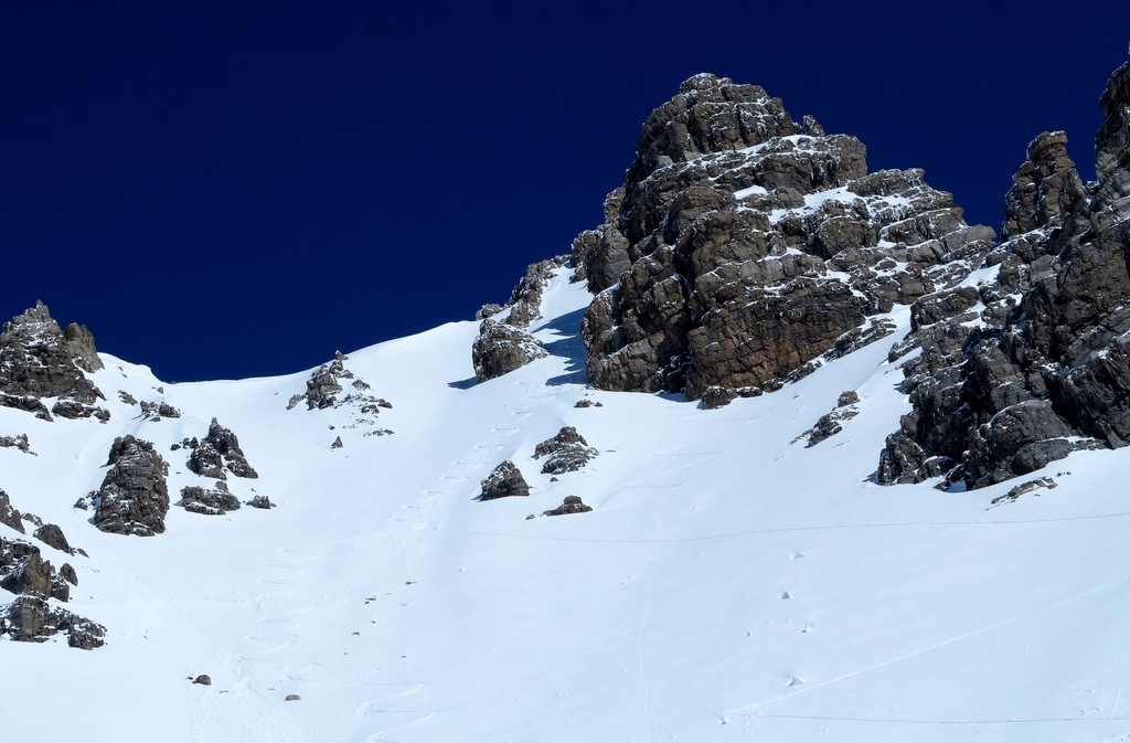 #7 Le haut du triangle SE : La brèche atteinte se trouve derrière le sommet rocheux Le haut du triangle SE : La brèche atteinte se trouve derrière le sommet rocheux