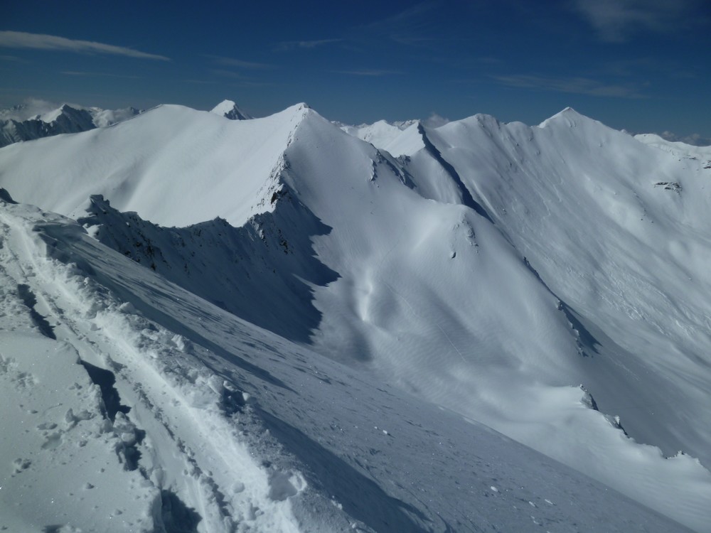 #4 Grande Combe Nord : les 3 skieurs sont à mi-hauteur de la face Grande Combe Nord : les 3 skieurs sont à mi-hauteur de la face