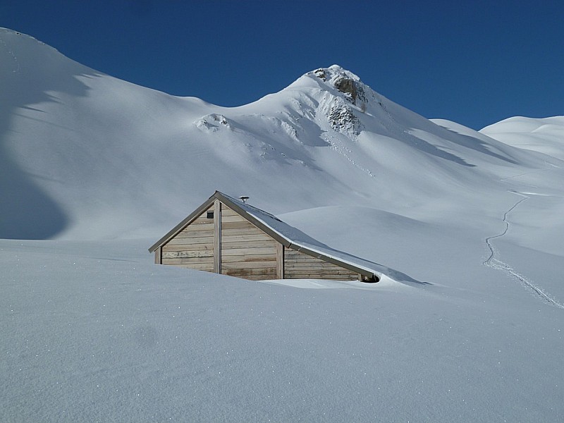 cabane : bonne quantité de neige, c'est encore l'hivers ;)