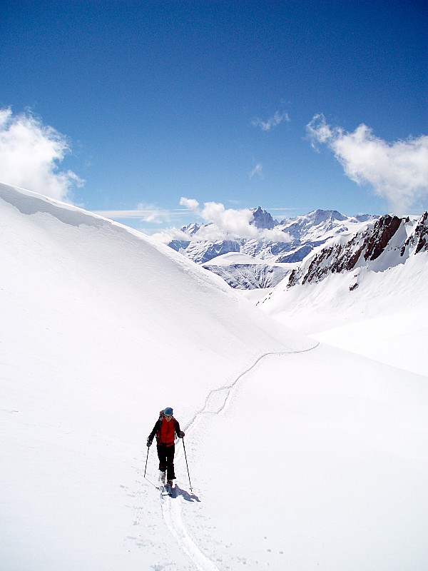 #11 La Meije : Remontée au col des Quirlies avec la Meije en toile de fond La Meije : Remontée au col des Quirlies avec la Meije en toile de fond
