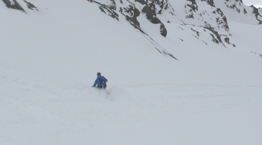 couloir W du Roc St-Père : La neige tient ses promesses, Hervé envoie du bois !