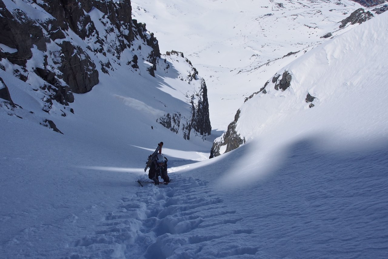 #8 Au 2/3 du couloir : La pente se redresse. Au 2/3 du couloir : La pente se redresse.