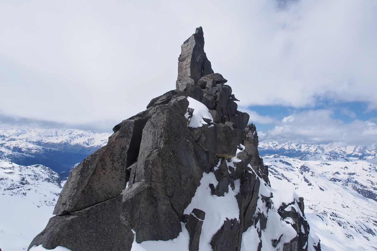 #11 L L'Aiguille des Saints Pères : Alors que le ciel se couvre.