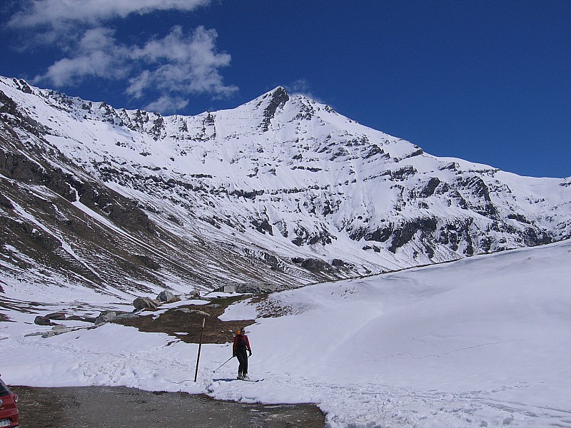 #13 Arrivée skis au pied. : Sur fond de Gde Sassiere Arrivée skis au pied. : Sur fond de Gde Sassiere