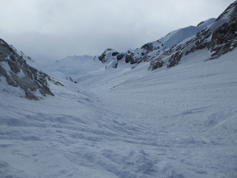 #7 Suite de la descente : Neige froide avec du relief du aux traces de nos prédécesseurs. Suite de la descente : Neige froide avec du relief du aux traces de nos prédécesseurs.