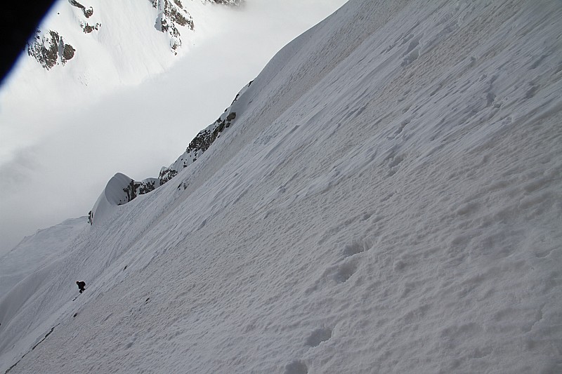 #12 Des trainées de neige glacée : Neige glacée ou carton rive droite au milieu du couloir, et c Des trainées de neige glacée : Neige glacée ou carton rive droite au milieu du couloir, et c'est bien raide