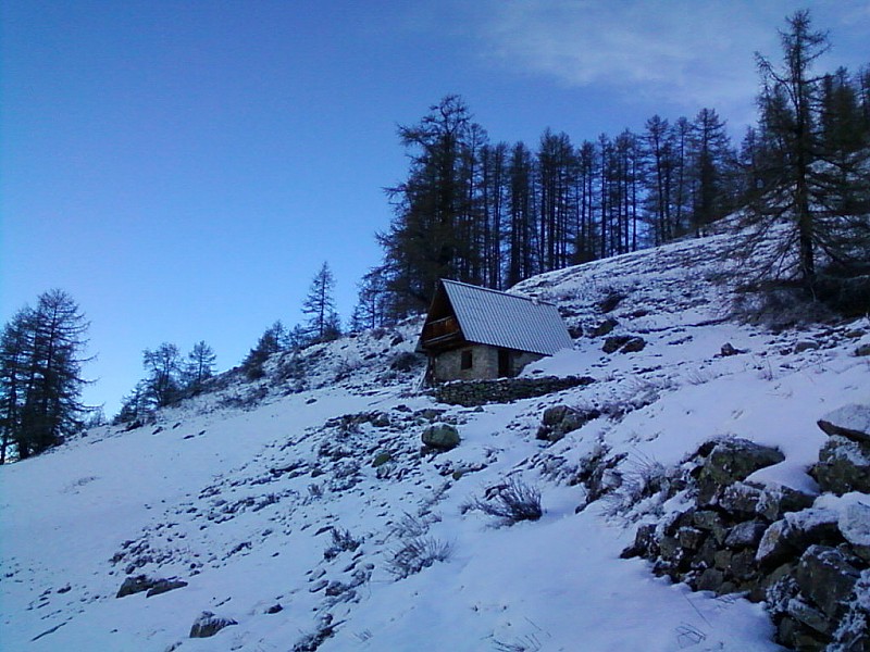 #2 Le chalet de l Le chalet de l'adroit du pin, repaire des chamois, auréolé de neige fraiche