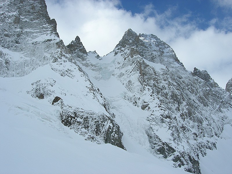 #4 bosse de la Momie : couloir du col Est du Pelvoux;deux grimpeurs se trouvent à mi-pente bosse de la Momie : couloir du col Est du Pelvoux;deux grimpeurs se trouvent à mi-pente