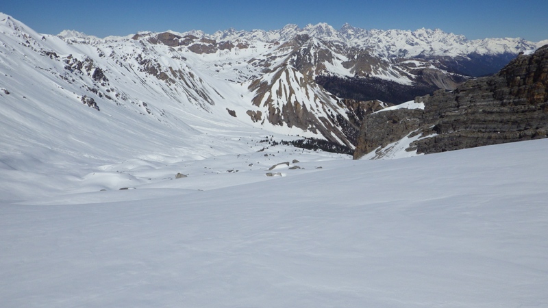 #13 partie basse, pas encore moquette, mais que ça va être bon sur cette neige portante et bien lisse! partie basse, pas encore moquette, mais que ça va être bon sur cette neige portante et bien lisse!