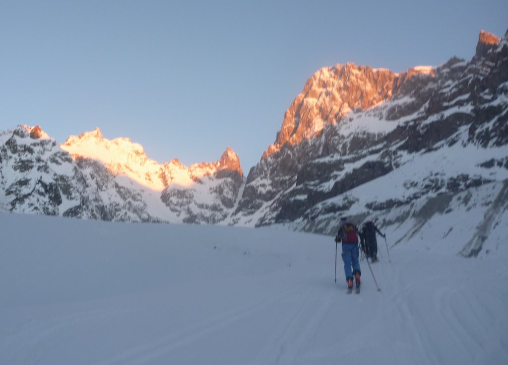 #1 Col Est du Pelvoux : 6:15, le soleil commence son oeuvre sur les faces Est Col Est du Pelvoux : 6:15, le soleil commence son oeuvre sur les faces Est