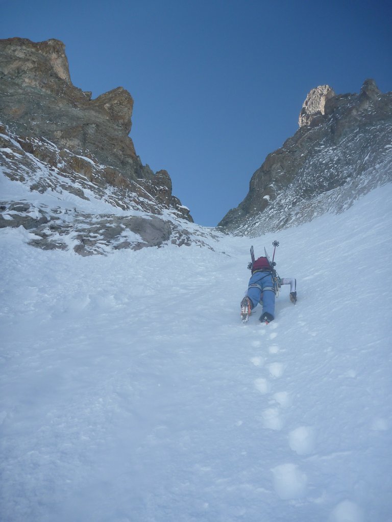 #7 Col Est du Pelvoux : Couloir final, neige correcte dans le bas, la meilleure de la descente en fait Col Est du Pelvoux : Couloir final, neige correcte dans le bas, la meilleure de la descente en fait