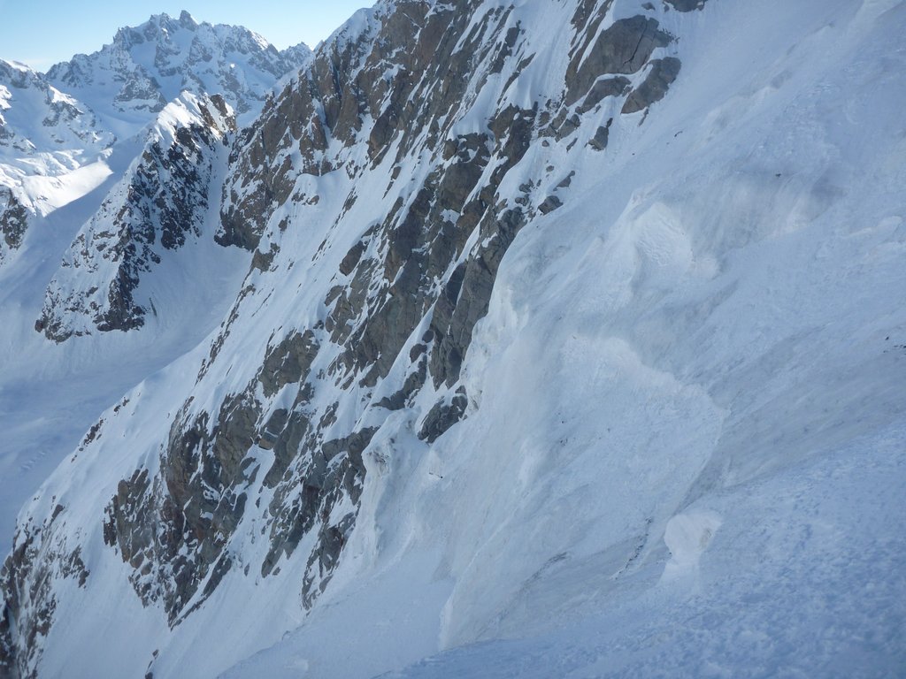 #5 Col Est du Pelvoux : Au final on ne passera pas par le centre comme le groupe de mardi, neige dure, glace, pas commode - et le crocher a droite passe bien! Col Est du Pelvoux : Au final on ne passera pas par le centre comme le groupe de mardi, neige dure, glace, pas commode - et le crocher a droite passe bien!