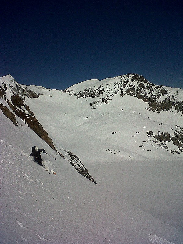 #7 Ski de printemps : Ski de printemps. On en profite dans la descente du Col du Grand Sauvage avant d Ski de printemps : Ski de printemps. On en profite dans la descente du Col du Grand Sauvage avant d'aller retrouver la "platitude" du glacier en contrebas.