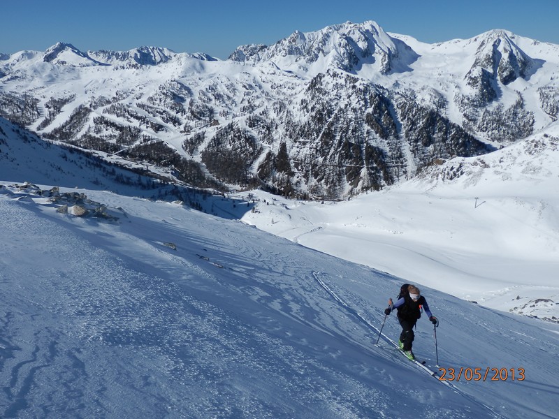 #4 En cours d En cours d'ascension : Valérie avec en fond la station d'Isola 2000 presque enneigée comme en pleine saison