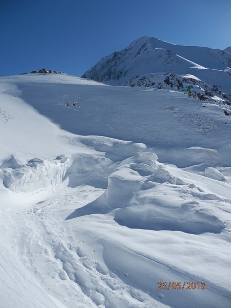 #1 Au départ : La route qui a été déneigée mais avec les dernières chutes, il faudra y revenir! On voit l Au départ : La route qui a été déneigée mais avec les dernières chutes, il faudra y revenir! On voit l'itinéraire emprunté en longeant la ligne de crête pour gagner la Cime de la Lombarde