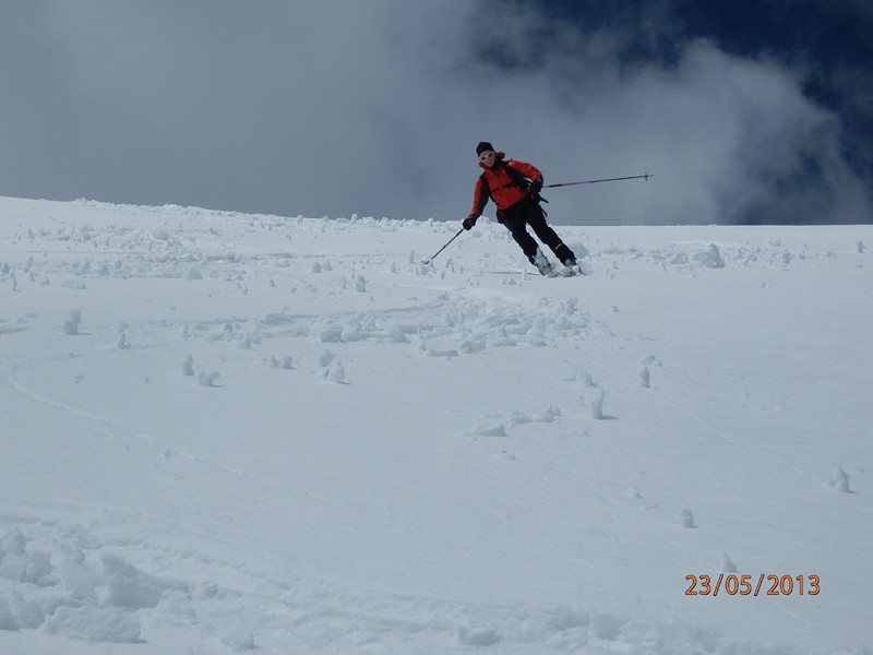 #25 Troisième descente : Valérie en cours de descente : neige mouillée mais régulière et bien skiable Troisième descente : Valérie en cours de descente : neige mouillée mais régulière et bien skiable