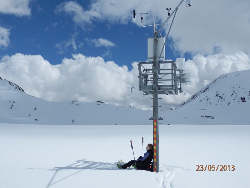 #28 Retour : Pause contemplative à la nivôse de la Lombarde (2300m) indiquant une hauteur de neige de 1m40 Retour : Pause contemplative à la nivôse de la Lombarde (2300m) indiquant une hauteur de neige de 1m40