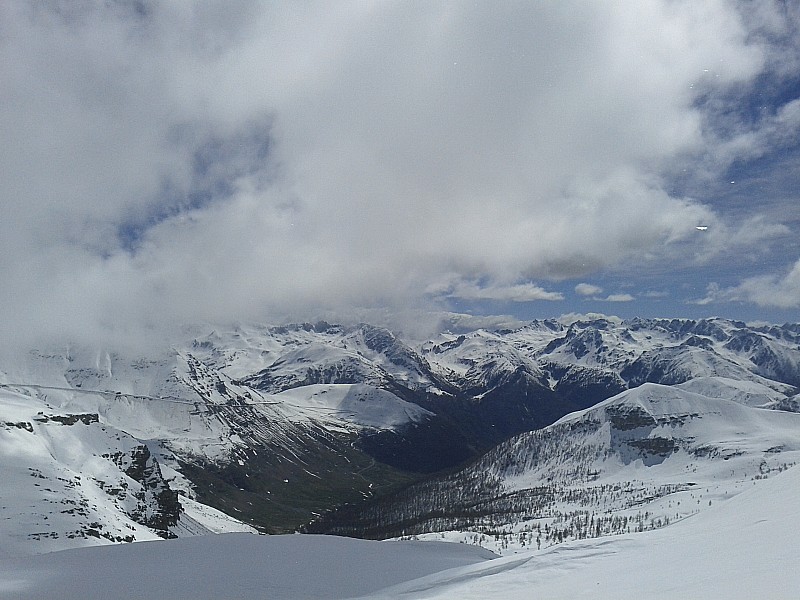 #4 Descente: ca se découvre : on finit par avoir une beau panorama de la vallée, mais ça ne sera pas suffisant pour décailler la neige Descente: ca se découvre : on finit par avoir une beau panorama de la vallée, mais ça ne sera pas suffisant pour décailler la neige