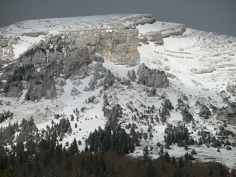 #9 Itinéraire : Descente sous les paravalanches, puis traversée, puis les névés empruntés (à gauche sur la photo) Itinéraire : Descente sous les paravalanches, puis traversée, puis les névés empruntés (à gauche sur la photo)