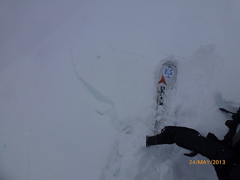 #5 ça plaque : fissure dans la neige... pas un endroit dangereux, mais méfiance! ça plaque : fissure dans la neige... pas un endroit dangereux, mais méfiance!