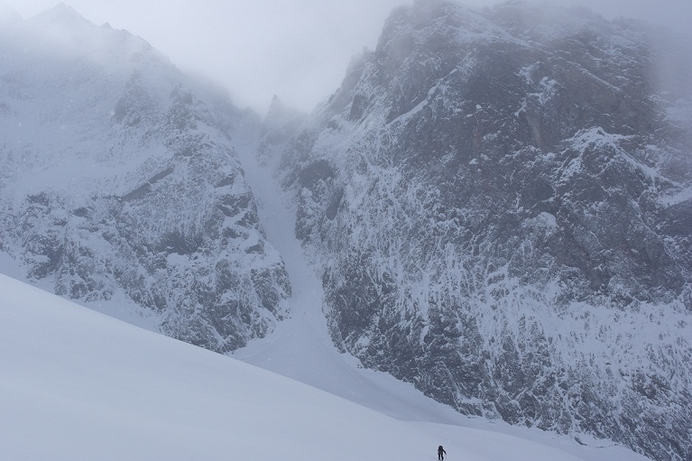 #2 Couloir : Justin se dirige vers le couloir tout plein de remplitude Couloir : Justin se dirige vers le couloir tout plein de remplitude