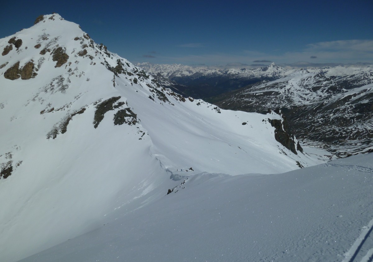 #3 Col de la Noire : Farnéiréta au dessus, Pic de Rochebrune au loin. Le versant Sud Ouest au dessus St Véran se croit déjà au printemps. Col de la Noire : Farnéiréta au dessus, Pic de Rochebrune au loin. Le versant Sud Ouest au dessus St Véran se croit déjà au printemps.