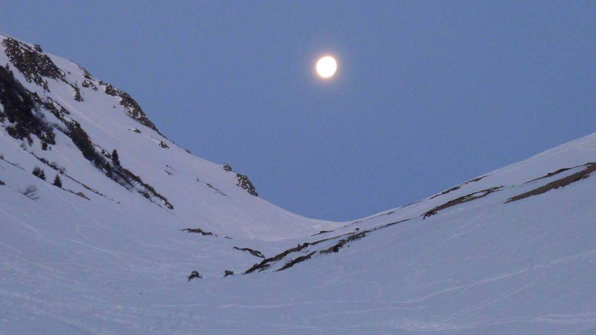 #1 Pleine lune du matin : Enneigement très bon dans la combe de Montfroid Pleine lune du matin : Enneigement très bon dans la combe de Montfroid