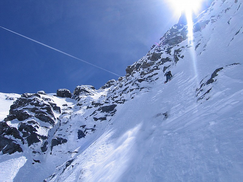 #16 Le crux vue de dessous : Crux franchi avec équipement minimaliste, crampons de m.... Plus d Le crux vue de dessous : Crux franchi avec équipement minimaliste, crampons de m.... Plus d'obstacles jusqu'en bas, on se relache!!!