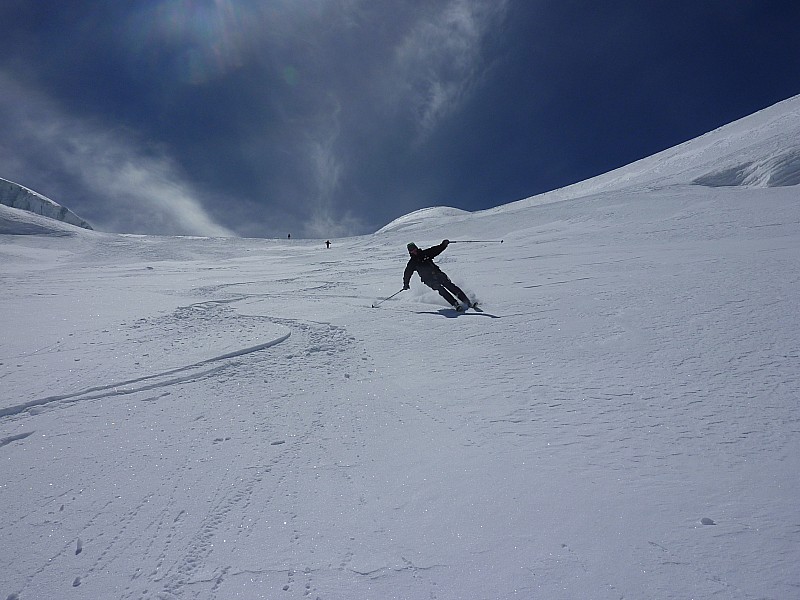 #10 Sur le Glacier de Laveciau : Benoit carve à fond Sur le Glacier de Laveciau : Benoit carve à fond