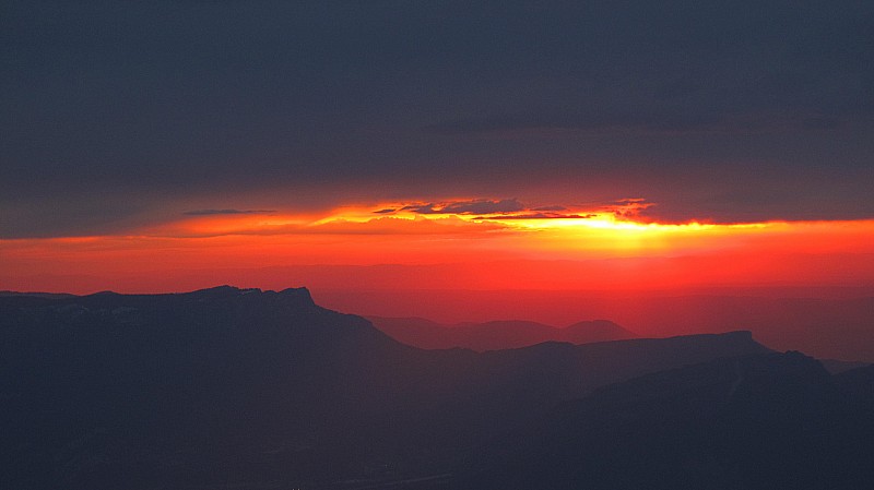 Un crime au paradis : Je n'avais jamais vu un soleil comme ça, rouge sanguin, superbe!