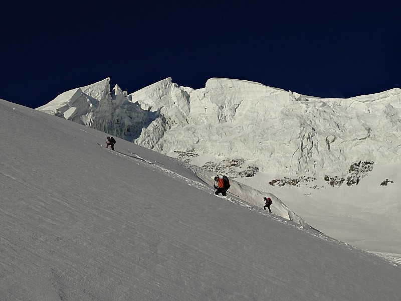 #10 alors que : casaque orange gagne du terrain et s alors que : casaque orange gagne du terrain et s'apprête à rattraper casaque noire !