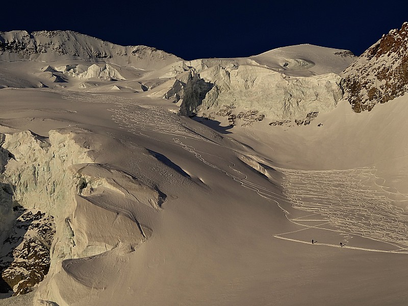 #9 nos 2 (re)traceurs : que nous ne tarderons pas à rejoindre : ils vont refaire la trace dans la pente à gauche, la première étant un peu trop exposée aux glaçons du dessus... nos 2 (re)traceurs : que nous ne tarderons pas à rejoindre : ils vont refaire la trace dans la pente à gauche, la première étant un peu trop exposée aux glaçons du dessus...