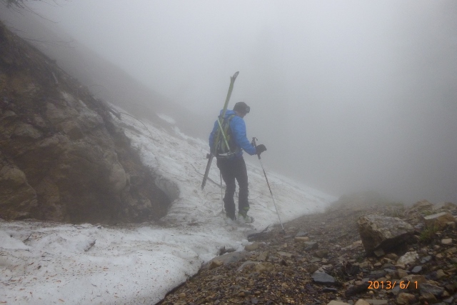 #3 Chartreuse en juin : 1300m, pas assez large pour remettre les skis Chartreuse en juin : 1300m, pas assez large pour remettre les skis