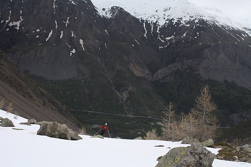 bim dans l'herbe ! : beau contraste, ski ludique sur la fin, et juste 200 m de portage